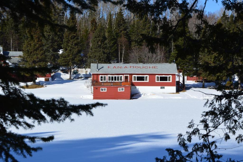 Kan-à-Mouche Pourvoirie Auberge et Chalets Saint-Michel Exterior foto